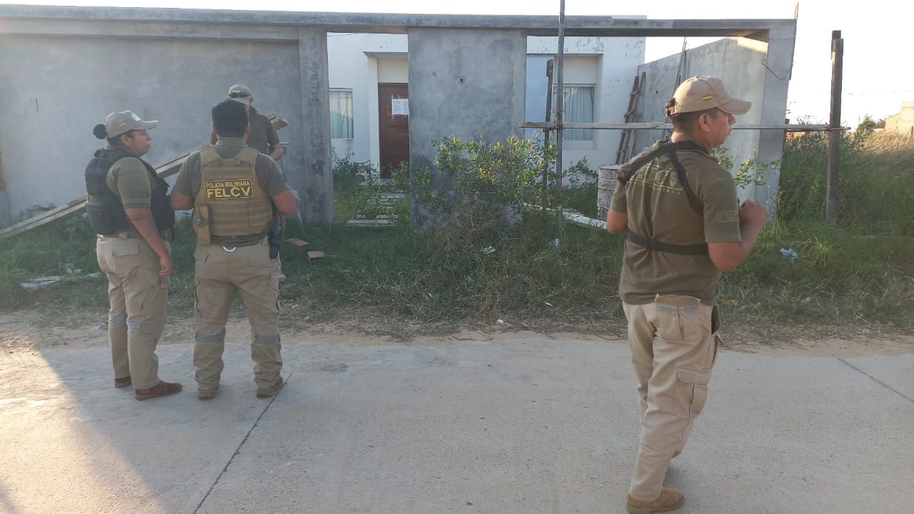 En esta tarde se realizaron 3 allanamientos para encontrar a Félix Fernández; hombre que roció combustible a su ex mujer y 2 niños