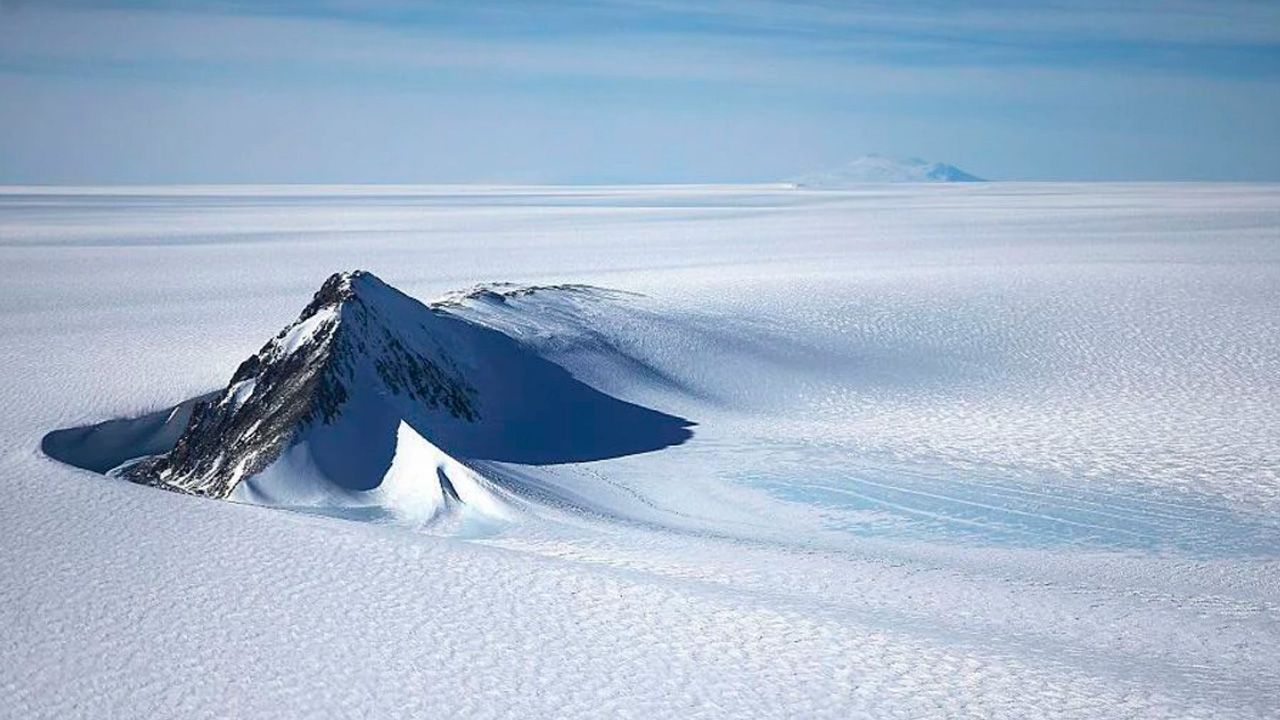 Un nuevo mapa revela con gran detalle los paisajes ocultos bajo el hielo de la Antártida
