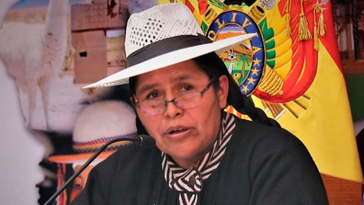 Exministra Sabina Orellana intentó salir del país, pero fue impedida por la Policía