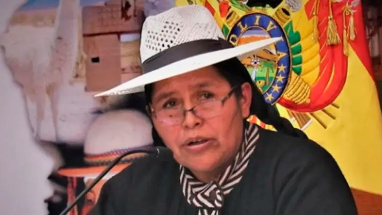 Exministra de Arce es impedida de salir hacia Argentina por ley de permanencia