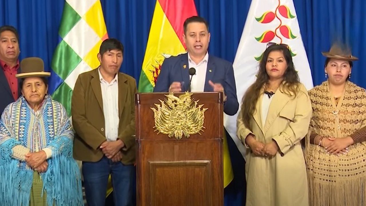 Lara presenta proyectos de ley y propone eliminar ITV