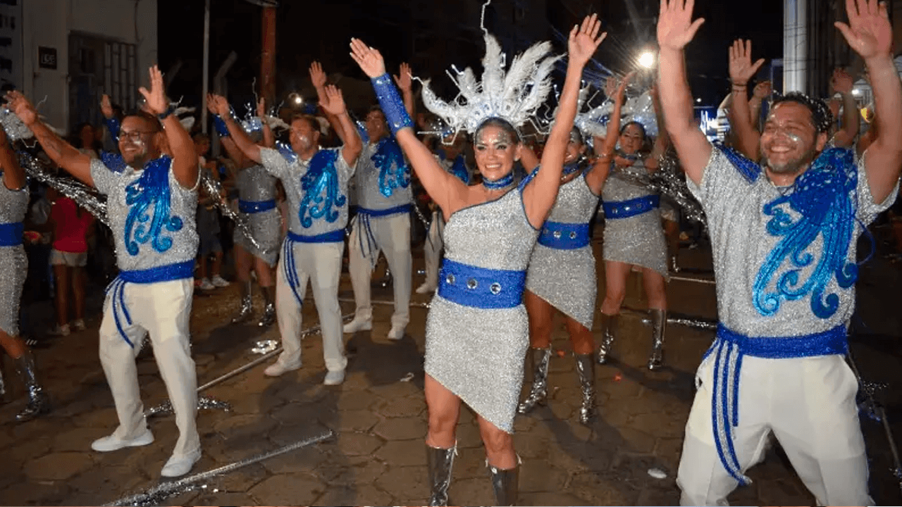 Los Testarudos arrasan en la última precarnavalera al ritmo de la ‘Macarena’