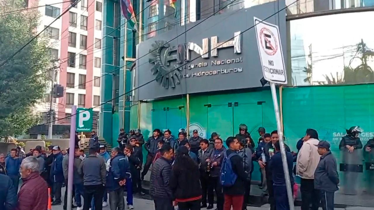 Choferes de La Paz se declaran en emergencia por la mala calidad de la gasolina