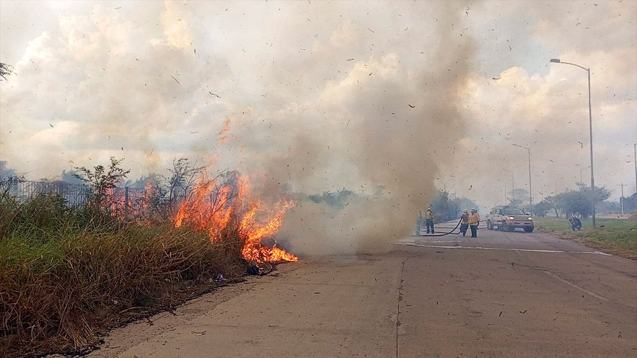 Bomberos trabajan incansablemente para controlar el incendio en el aeropuerto Viru Viru