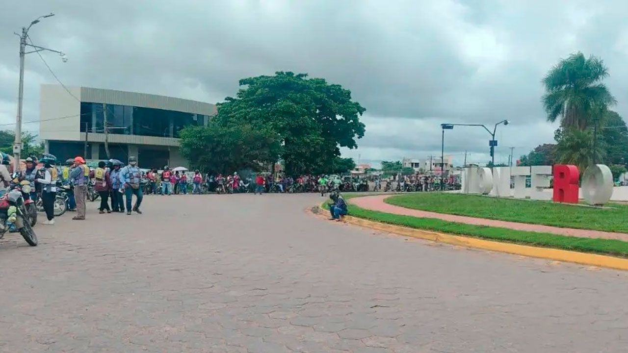 Mototaxistas bloquean el ingreso a Montero por reclamos sobre la calidad del combustible