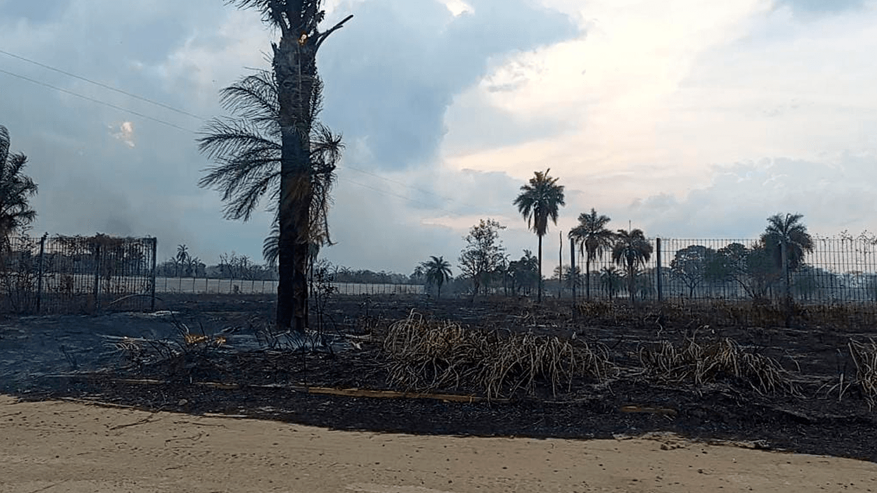 Bomberos logran controlar feroz incendio en Viru Viru tras 7 horas arduas de lucha