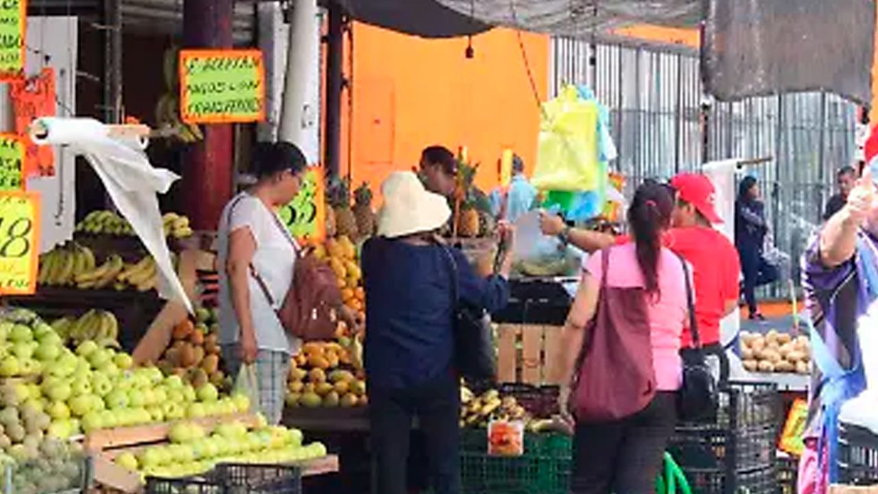 Bloqueos elevan precios de alimentos  en el mercado Nuevo La Ramada