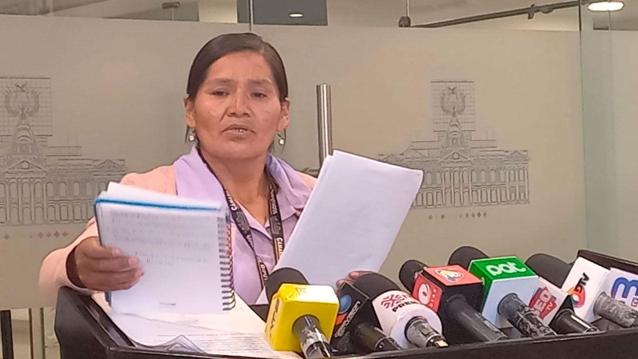 Diputada Sarzuri denuncia presunta corrupción en el Senasag