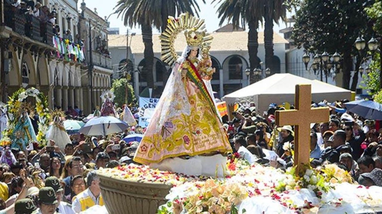 Devotos llegan hasta los pies de la Virgen de Urkupiña 