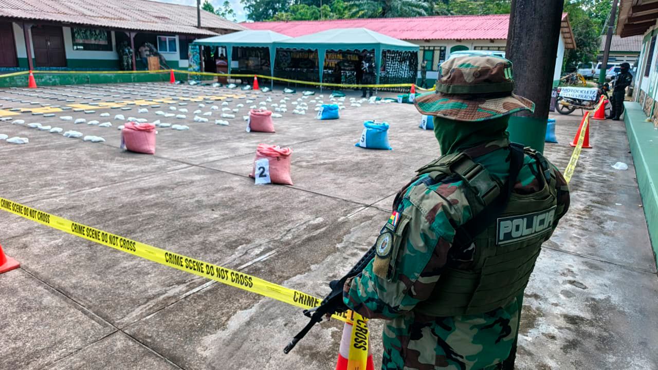 Golpe al narcotráfico en el Chapare: destruyen laboratorios, fábricas de droga y una pista clandestina