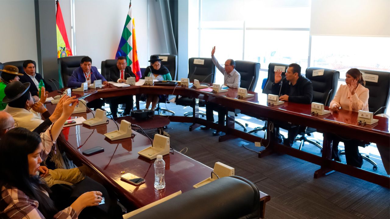 Comisión aprueba ley para restablecer  el 100% del crédito fiscal por compra  de combustibles