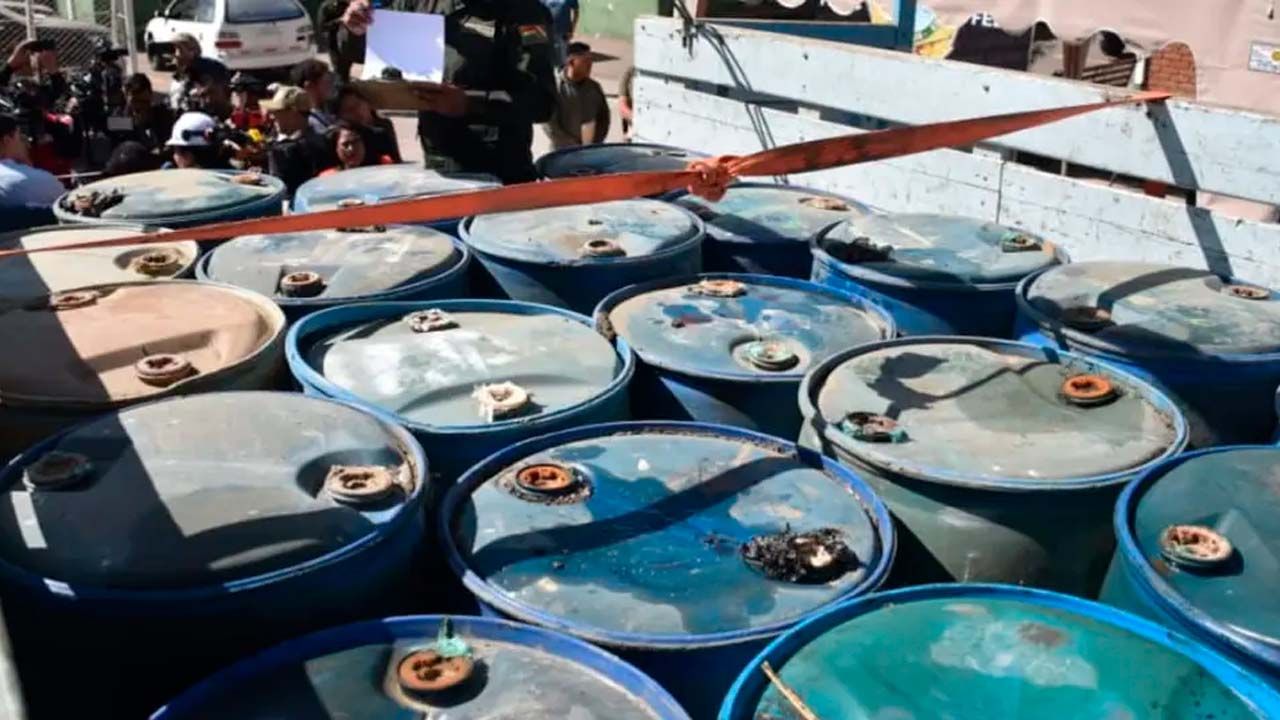 Allanan inmueble en La Paz y secuestran 20 turriles con presunto diésel