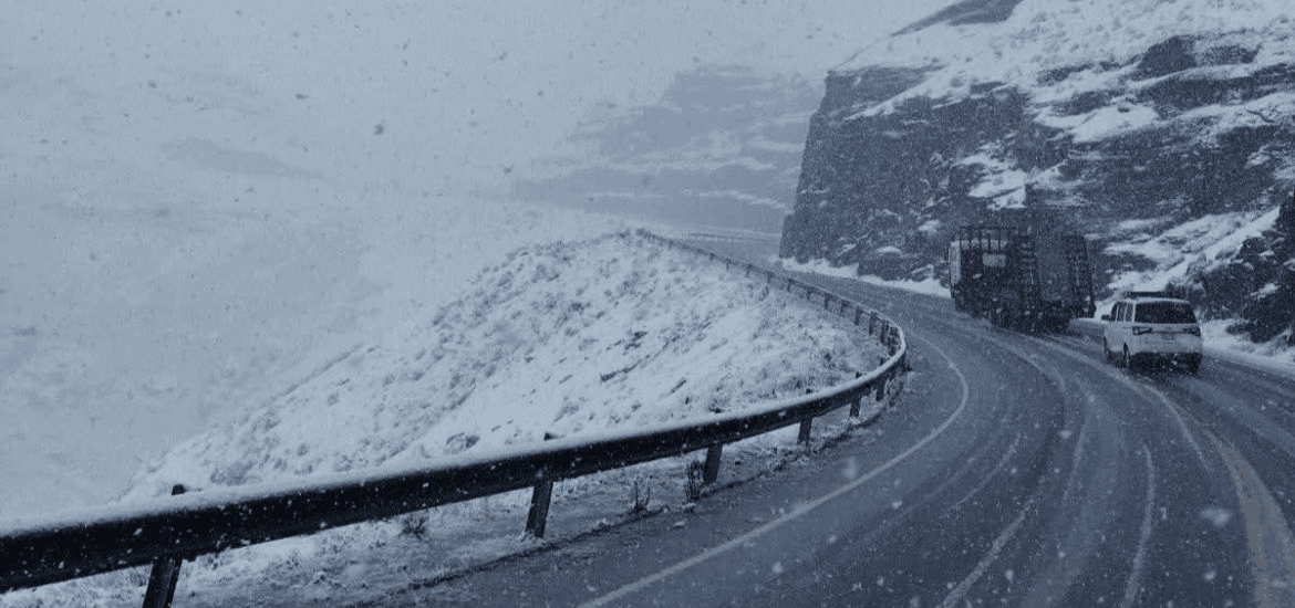 Nevada paraliza el tránsito en la  carretera a los Yungas