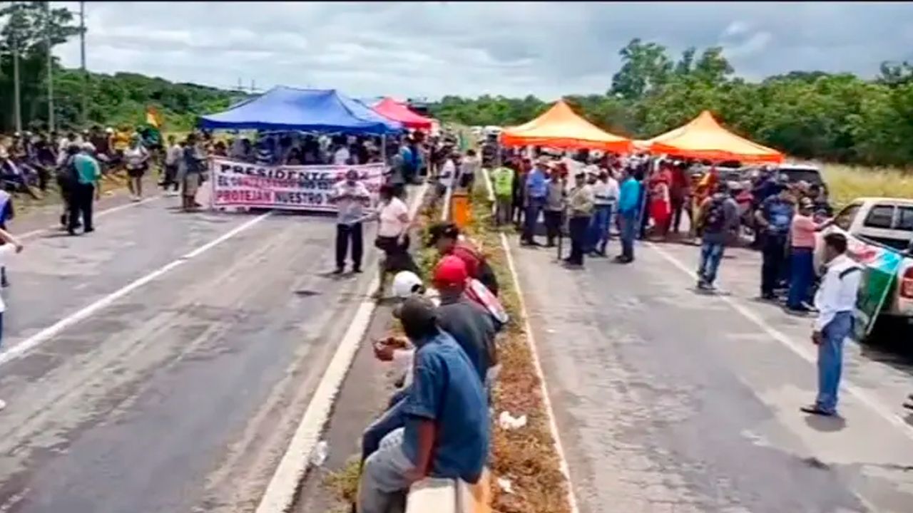 Arroceros bloquean puente por contrabando