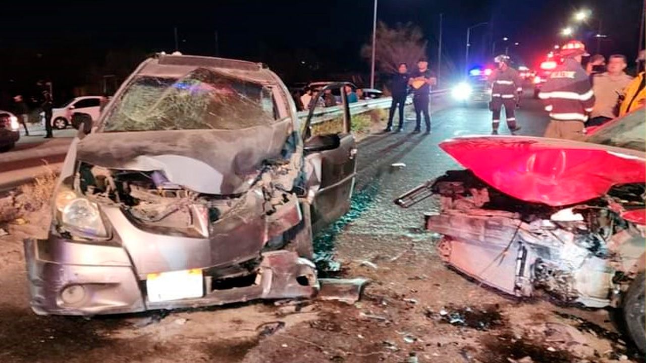 Choque frontal entre dos  vagonetas deja un herido en la  avenida Sucre de La Paz