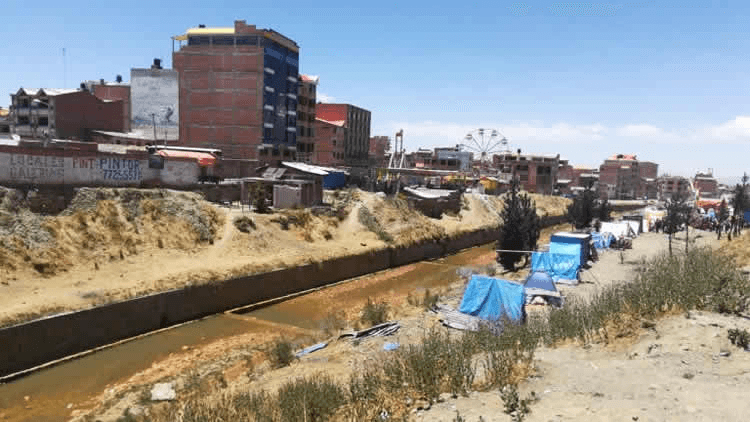 Desalojan más de 100 puestos en Río Seco
