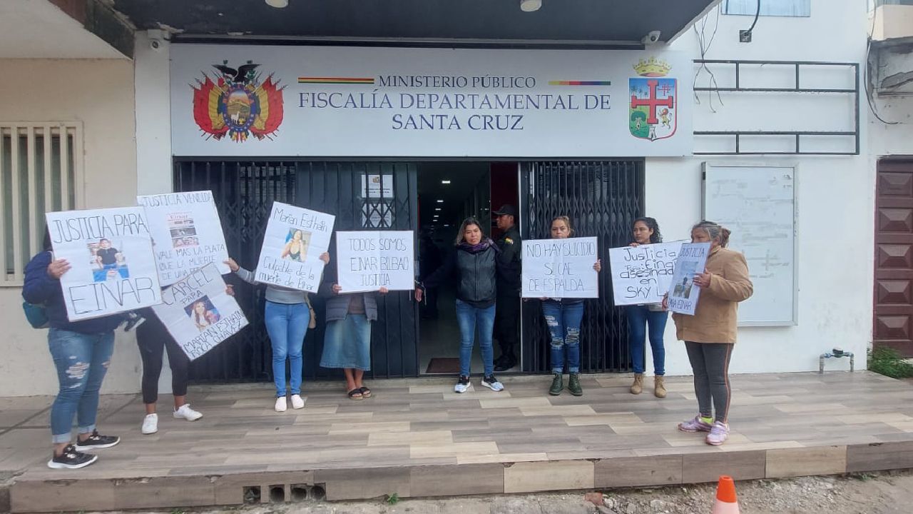 Exigen Justicia: Familiares de víctima en caída mortal en la Fiscalía de Santa Cruz, claman por respuestas