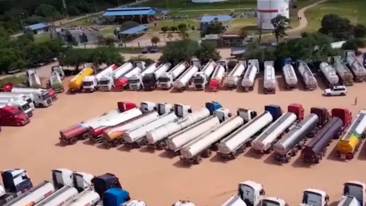 Inicia descarga de 700 cisternas en Palmasola