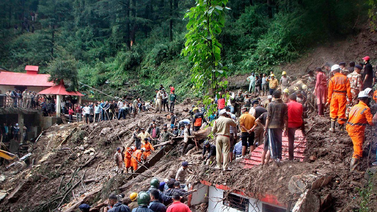 Suben a 49 los muertos por deslaves e inundaciones en India