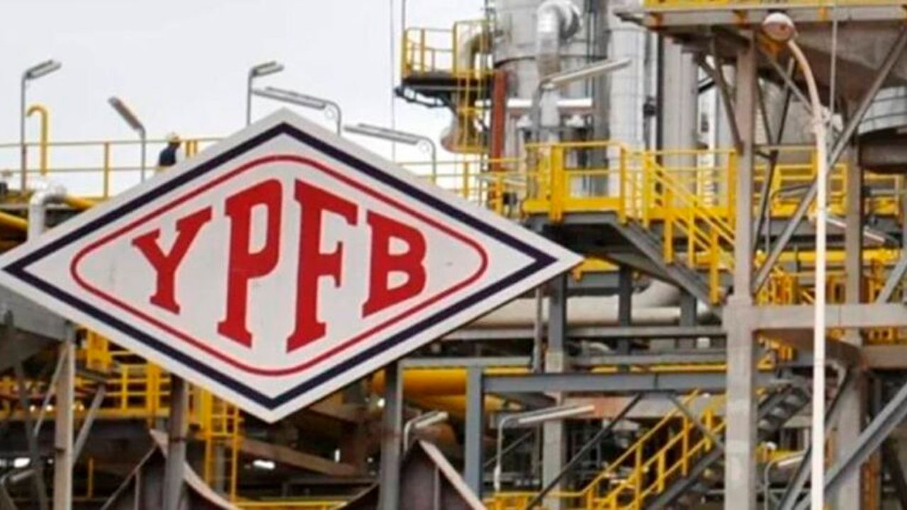 Usuarios cuestionan calidad de gasolina de YPFB pese a garantías
