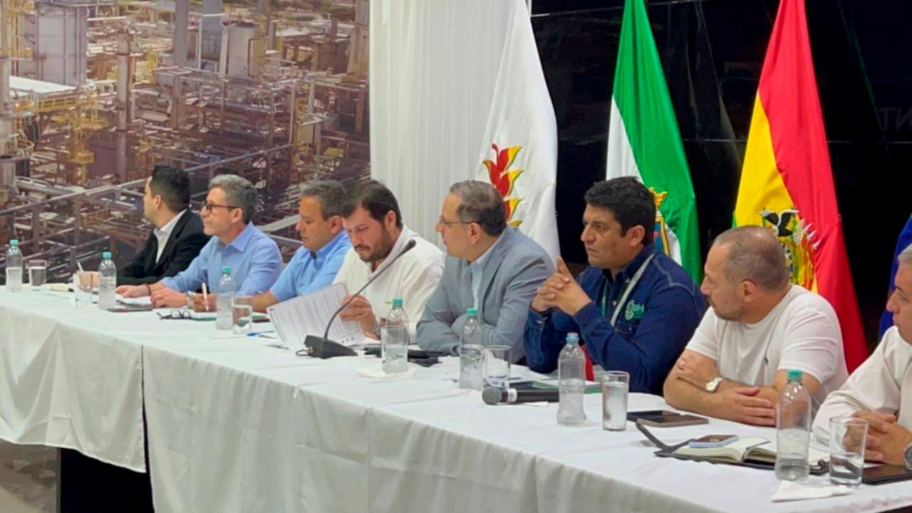Reunión clave: esperan que YPFB defina cuándo activará el resarcimiento por daños atribuidos a gasolina