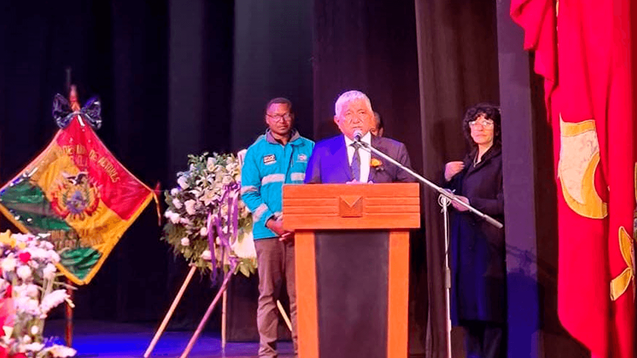 Arias anuncia monumento en honor a David Santalla