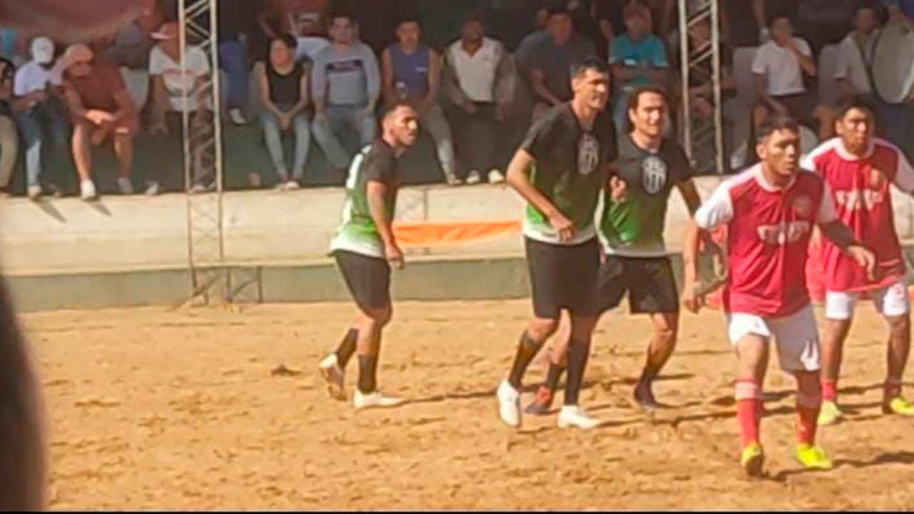 Se difunden imágenes de Gualberto Mojica jugando futbol en el penal de Palmasola