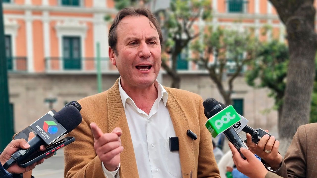 Presentan demanda de inhabilitación contra Luis Revilla ante el TED de La Paz
