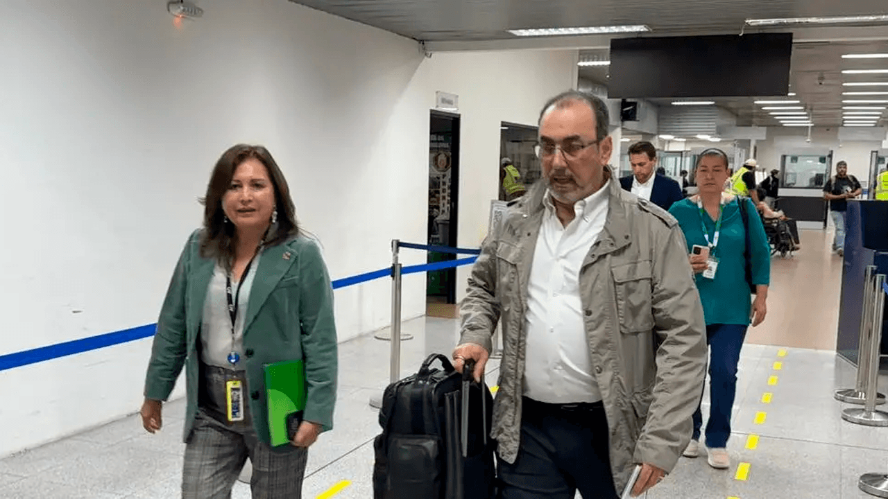Presidente de la CAF llega a Bolivia y anuncia proyectos junto a Rodrigo Paz