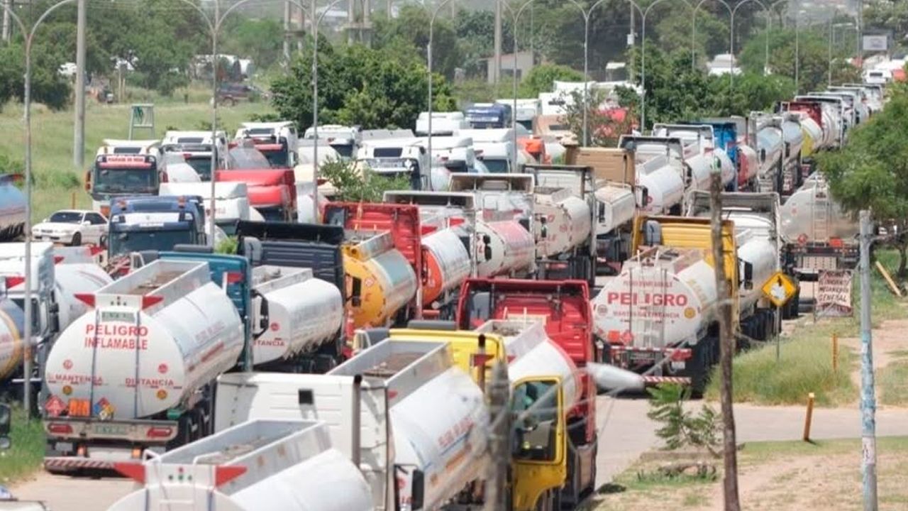 Más de 700 cisternas siguen sin descargar en Palmasola
