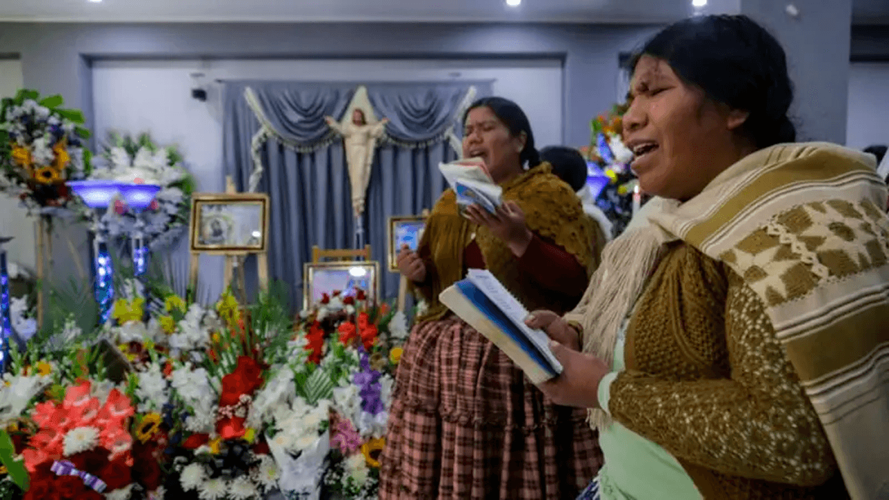 Entre lágrimas y misas despiden a las 22 víctimas del siniestro del Hércules en El Alto