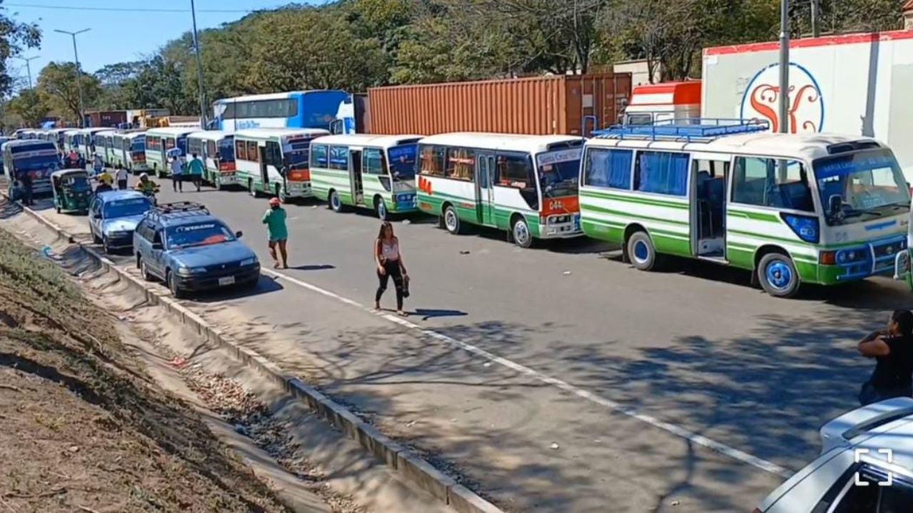 Bloqueo en Municipio de La Guardia Genera Caos Vehicular y Preocupación