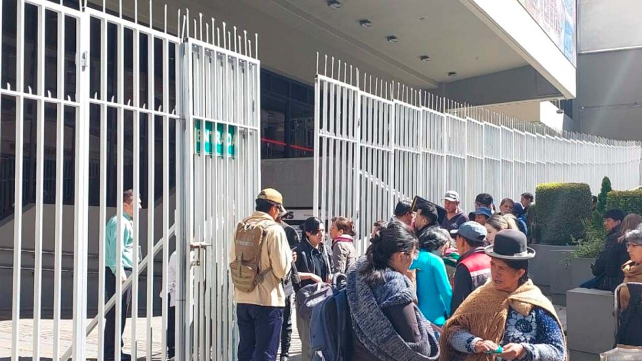 Filas en el BCB por dudas sobre la validez de billetes de la Serie B