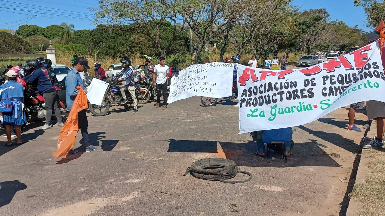 Continúa el bloqueo en Porongo: Comunarios exigen mejoras en tramo carretero