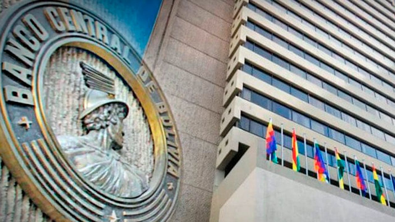 Polémica por billetes de la serie B genera filas en el BCB