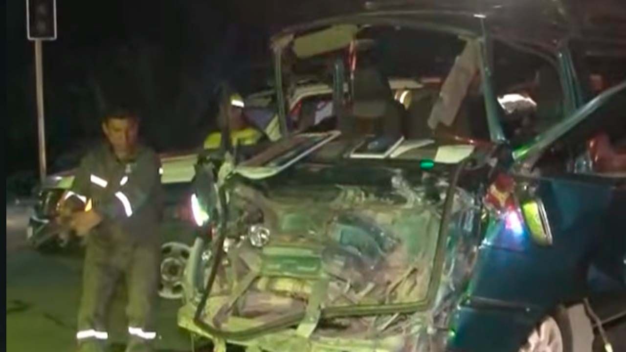 Chofer queda atrapado tras choque de minibús contra cisterna en Vinto