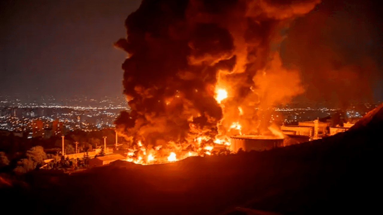 Israel bombardea depósitos de combustible en Irán y provoca voraz incendio