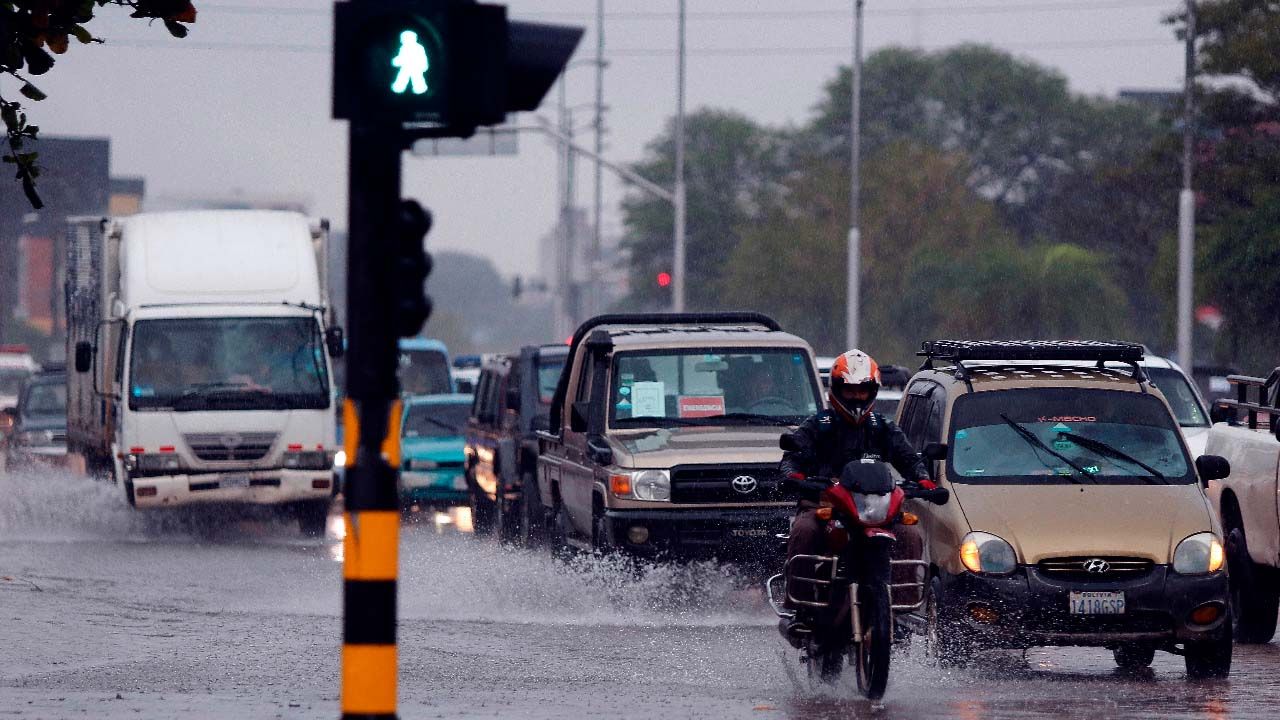 Lluvias marcan el inicio de la semana en Santa Cruz y el Senamhi emite alerta naranja por crecida de ríos