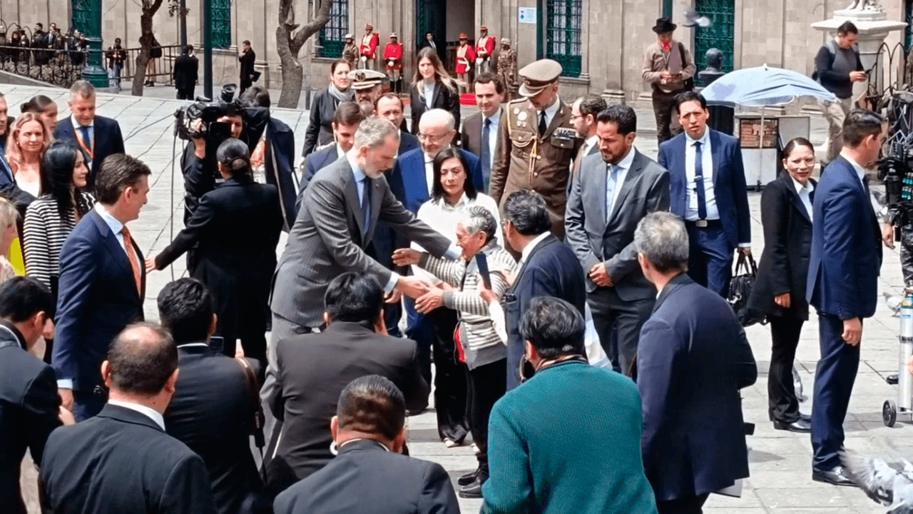 Rey de España rompe el protocolo y recorre a pie el centro político de Bolivia