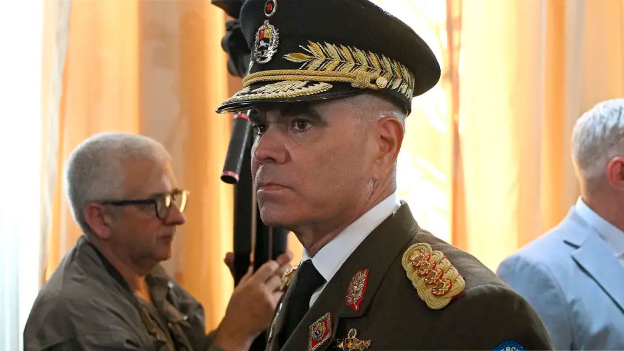 Presidenta de Venezuela destituye a Padrino como ministro de Defensa