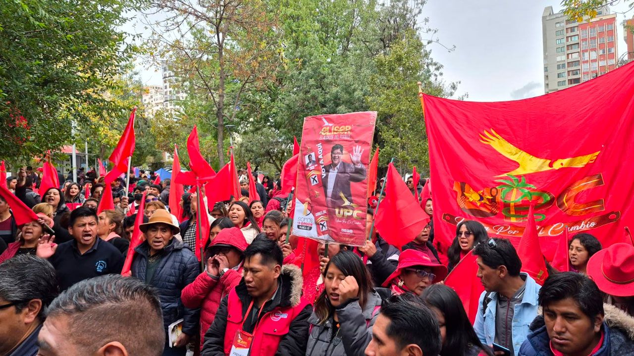 Candidato a la Alcaldía de El Alto denuncia inhabilitación y militantes bloquean ingreso al TSE