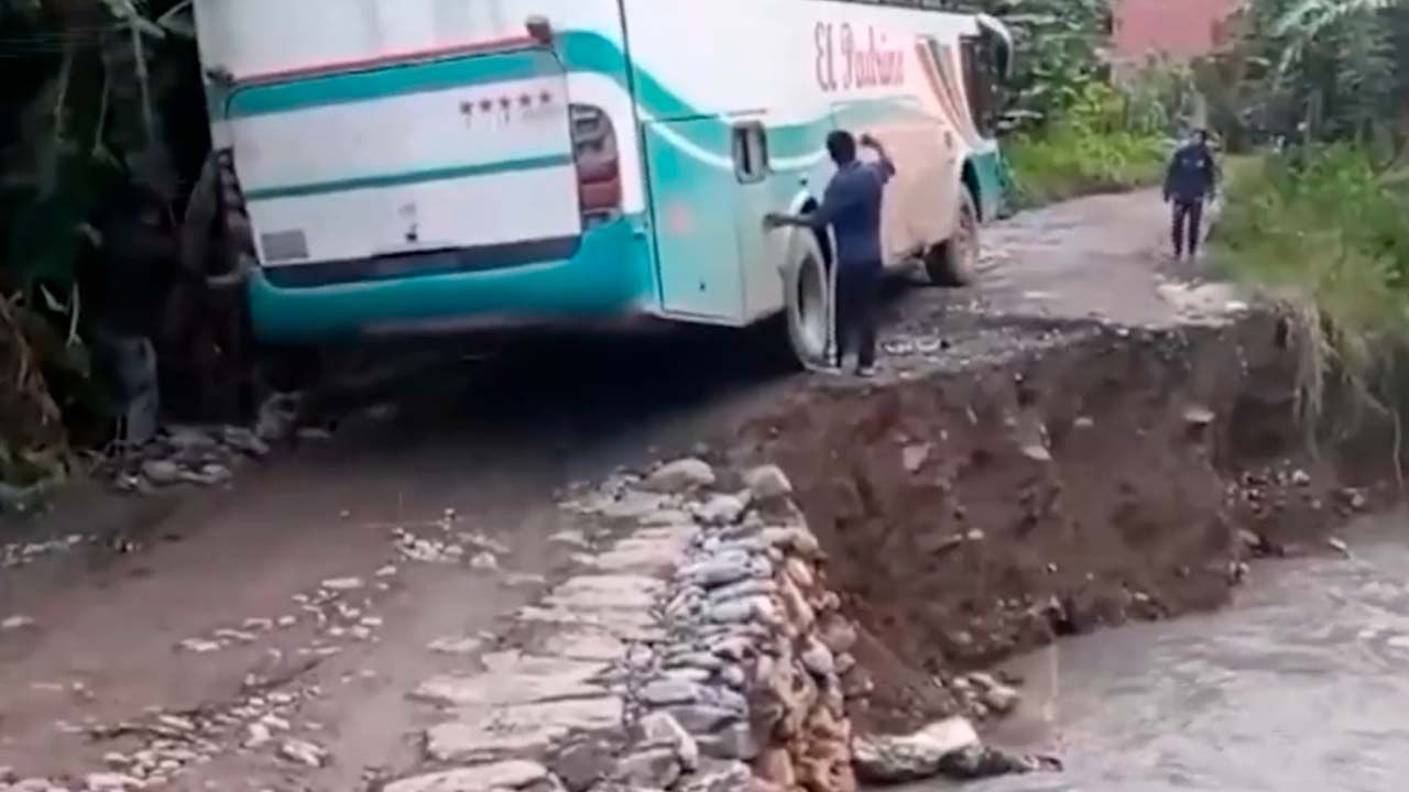 Mujer de 68 años muere tras ser arrastrado el vehículo en el río Apolo