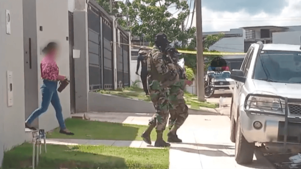 Extranjeros enmanillan a policías y asaltan vivienda de Marset