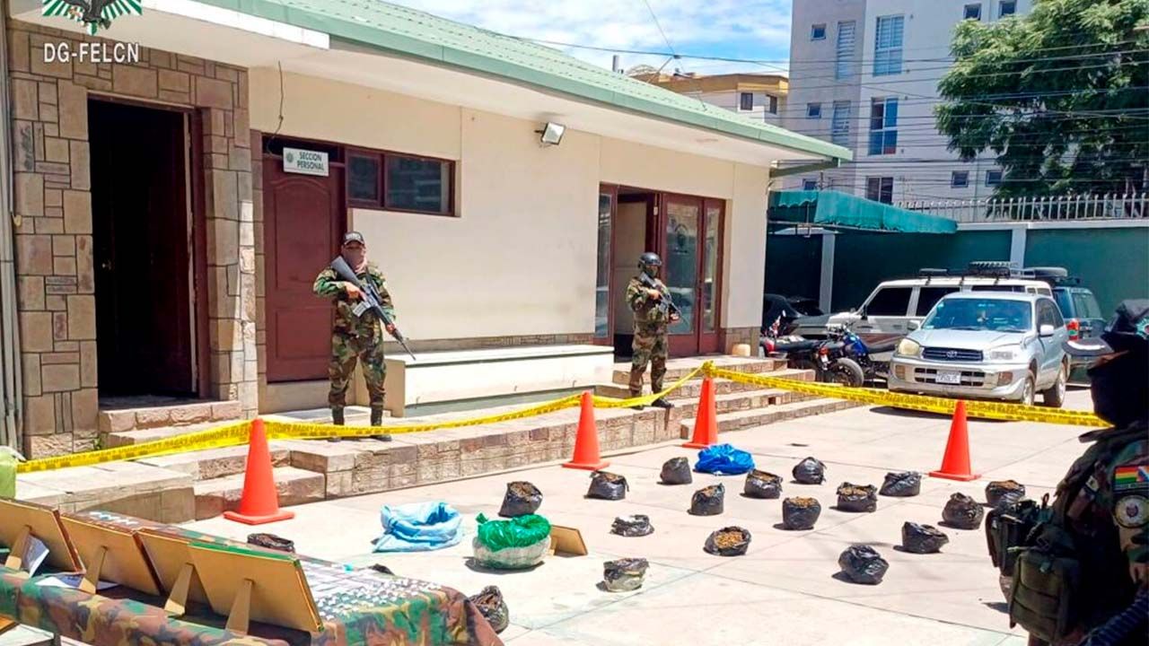 Felcn incauta 1,6 toneladas de ácido sulfúrico en operativos en Cochabamba