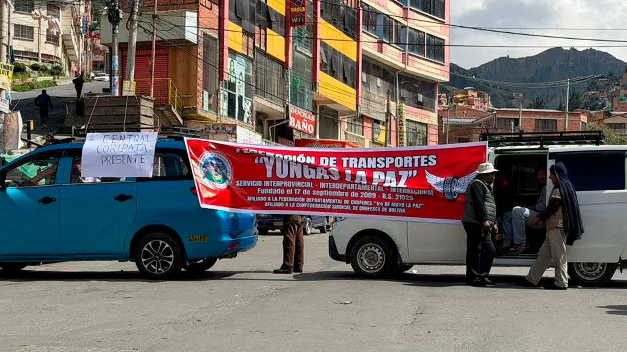 Bloqueos por gasolina paralizan vías en La Paz y El Alto