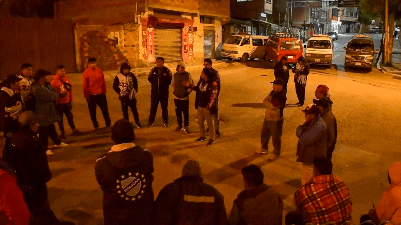 Choferes mantienen bloqueos y entran en paro indefinido en La Paz y El Alto