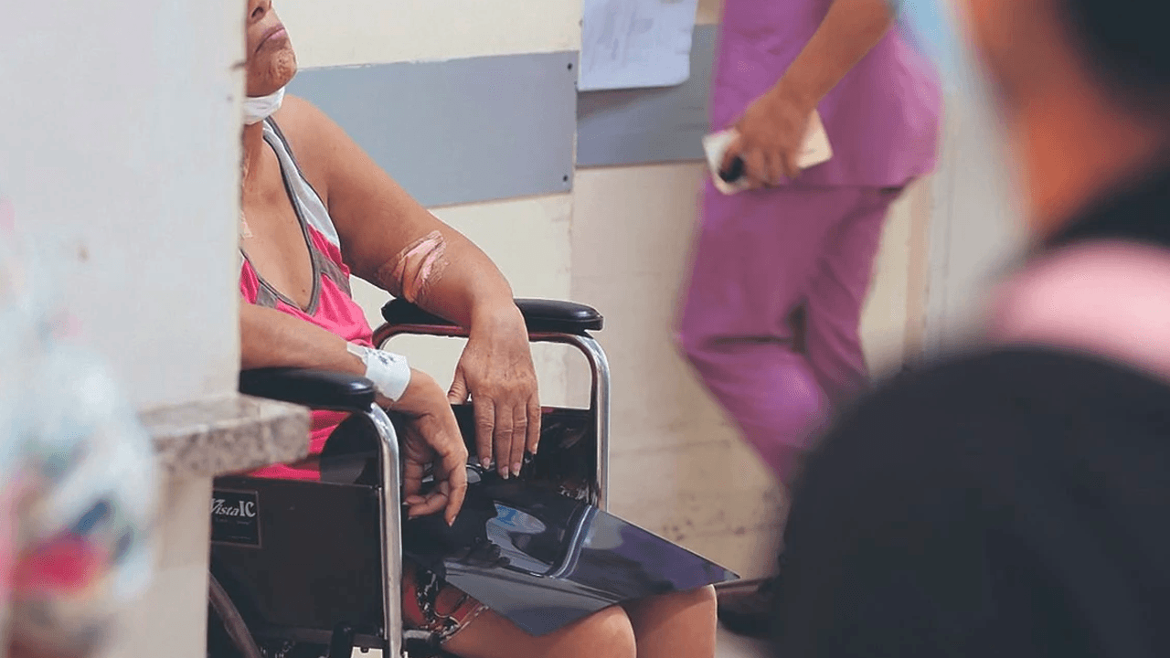 Colapso en hospitales de Santa Cruz deja pacientes en pasillos sin camas