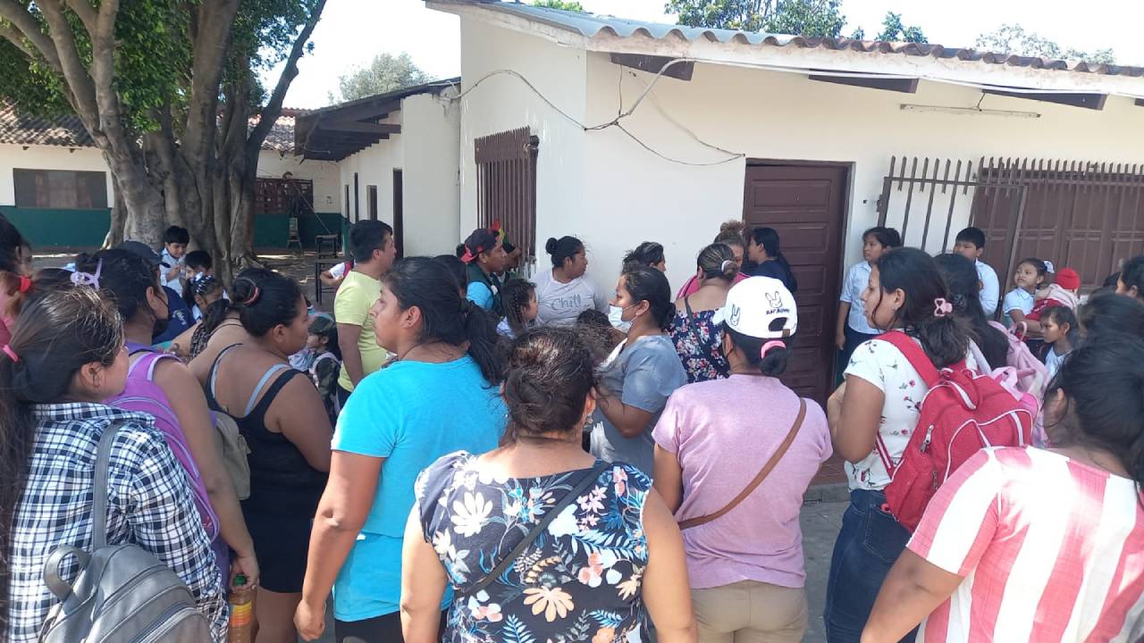 Protesta de padres de familia en unidad educativa por presunto caso de abuso sexual entre menores