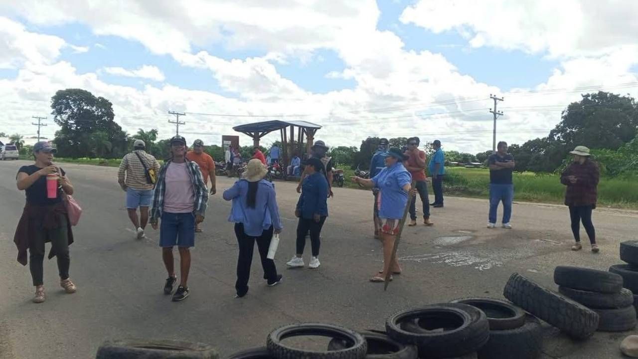 Bloqueo en Portachuelo exige respeto a resultados electorales