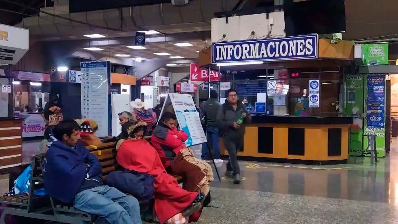 Salidas de buses a Cochabamba son condicionadas por bloqueo en Yapacaní